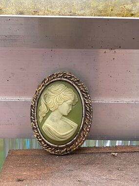 Vintage Peri Cameo Brooch / Pendant
